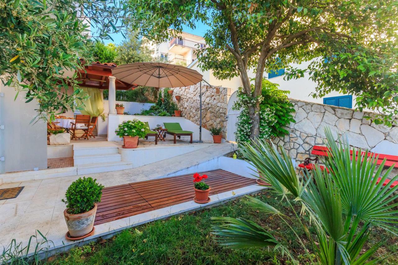 Holiday home Lola, sea on a palm! HEATED POOL Trogir Exterior foto