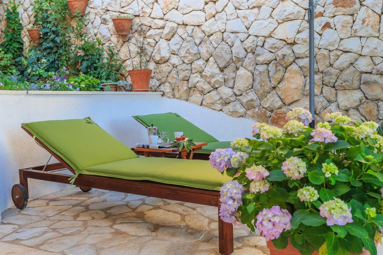 Holiday home Lola, sea on a palm! HEATED POOL Trogir Exterior foto