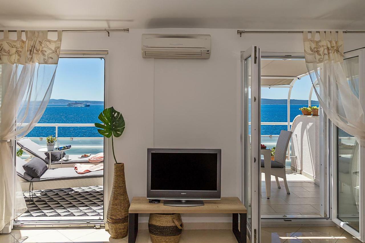 Holiday home Lola, sea on a palm! HEATED POOL Trogir Exterior foto