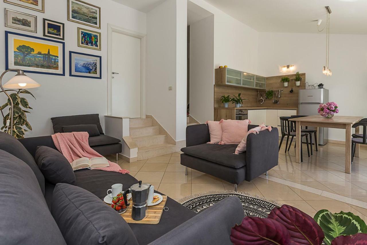 Holiday home Lola, sea on a palm! HEATED POOL Trogir Exterior foto