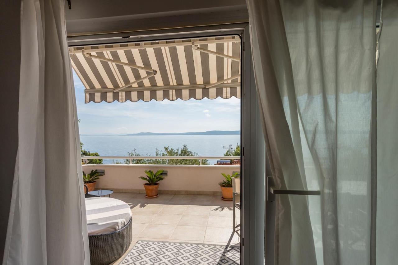 Holiday home Lola, sea on a palm! HEATED POOL Trogir Exterior foto