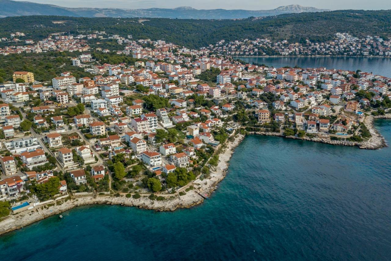 Holiday home Lola, sea on a palm! HEATED POOL Trogir Exterior foto